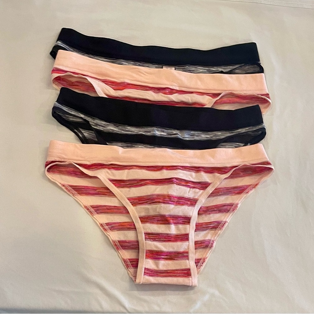 NEW WITH TAGS VICTORIA’S SECRET XS 4 PK CHEEKY PANTIES